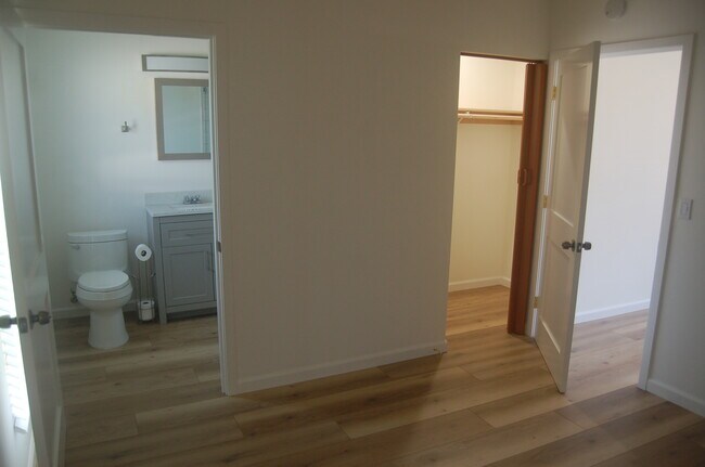 Entrada al baño/vestidor - 813 7th St