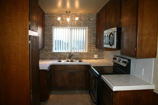Building Photo - 22641 Del Valle St