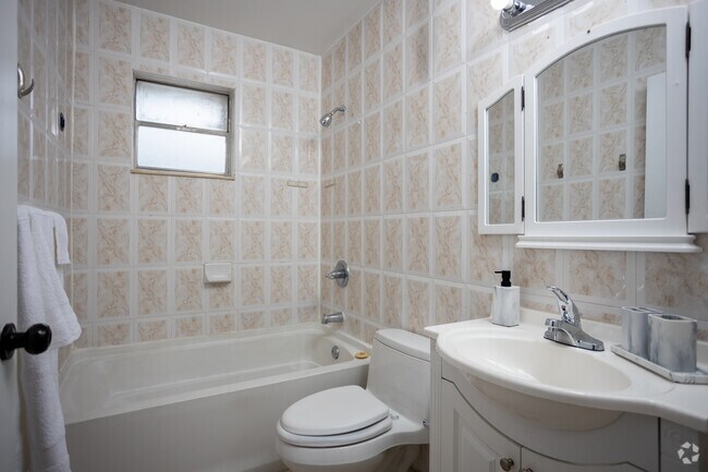 Baño de 2BR, 1BA y 1072SF - Ascend 3650