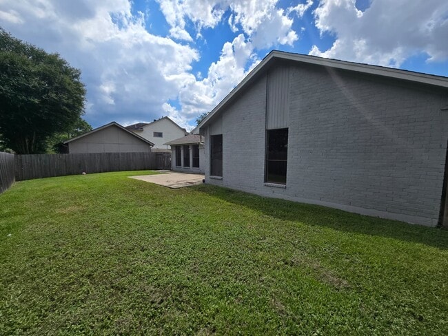 Building Photo - 610 Woodlake Cir