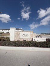 Building Photo - 2848 SE 26th Ter