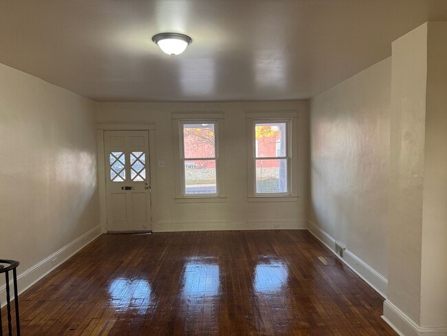 Building Photo - 4 Bedroom Home