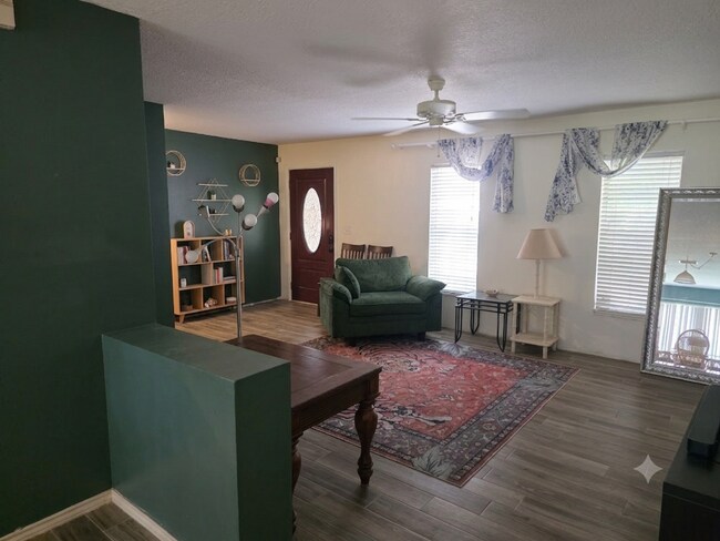 Foto del edificio - 2 bedroom 2 bathroom Fully Fenced in Yard