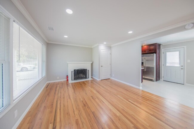 Building Photo - 821 Sherman Oaks Dr