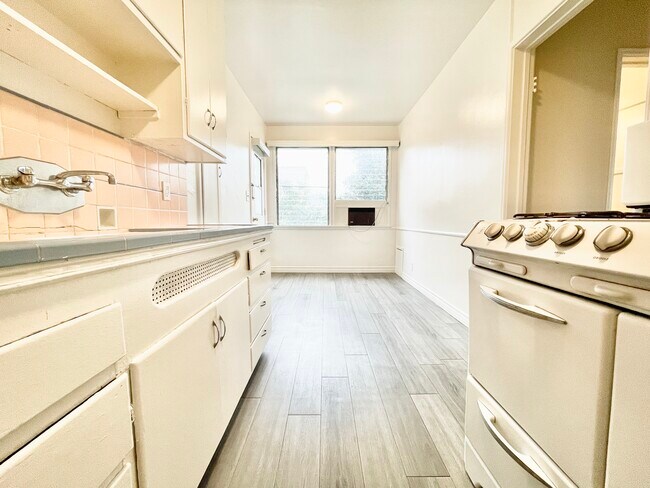 Foto del edificio - 8262 Blackburn Ave