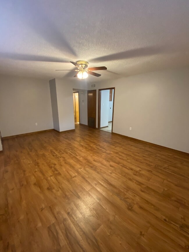 Building Photo - 1225 Woodside Dr