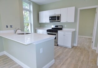 Building Photo - 10 Roxbury St