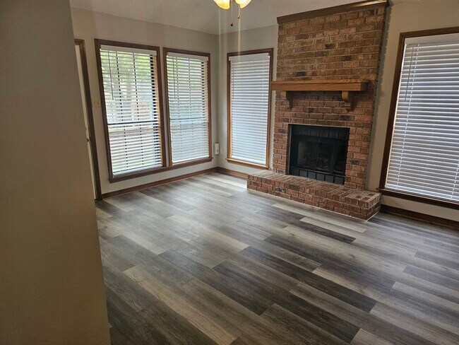 Building Photo - 218 Brandi Ln