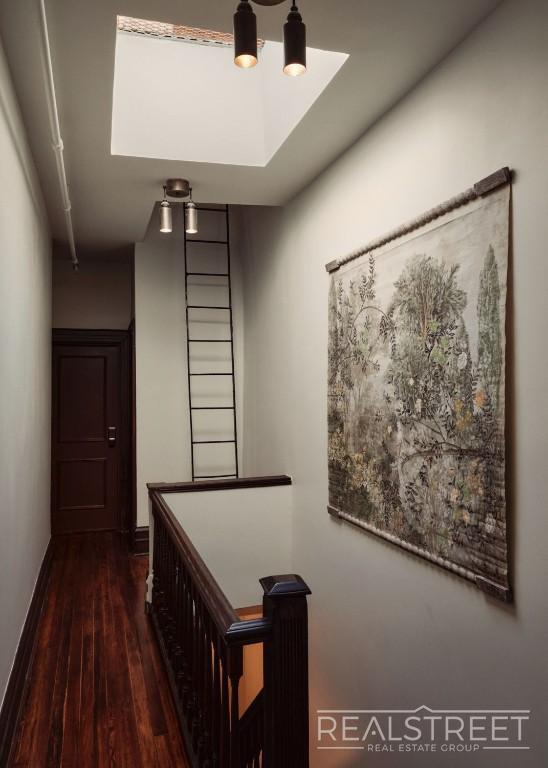 Foto del edificio - Refined Top-Floor 3-Bed Home in a Restored...