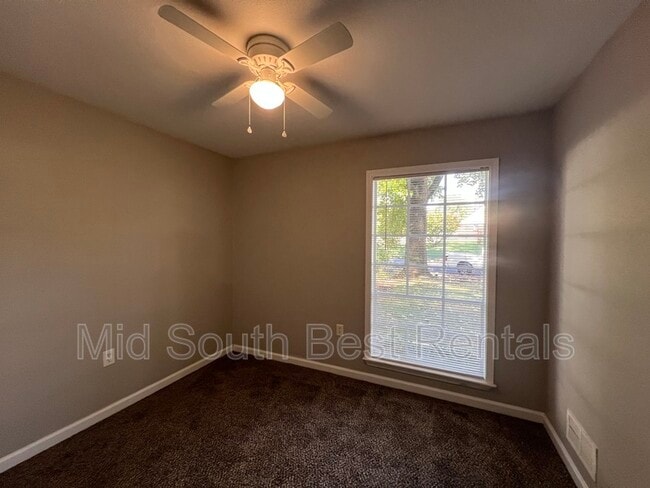 Building Photo - 267 W Burdock Ave