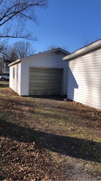 Building Photo - 806 S Eisenhower Dr