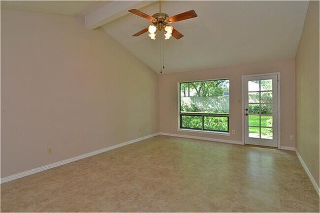 Foto del edificio - 6012 Leafwood Cir