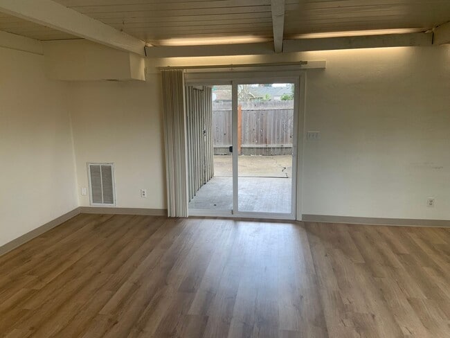 Building Photo - 3 Bedroom 1 Bathroom House in Great Location