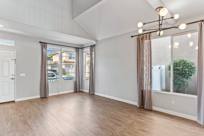 Building Photo - 1046 Cottage Way