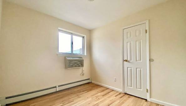 Foto del edificio - 73-04-7367 67th Rd