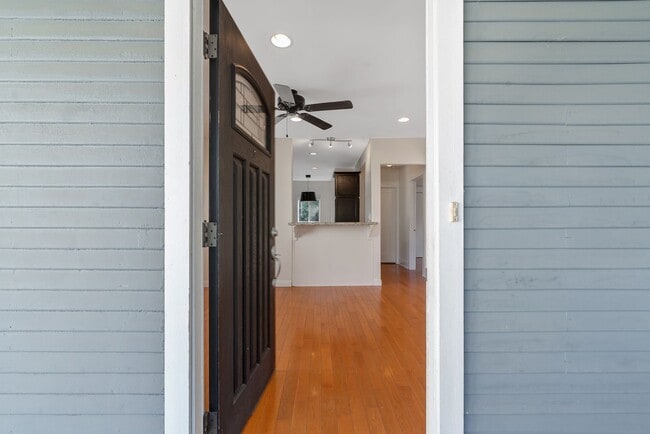 Foto del edificio - Stylish 2-Bedroom Retreat with Private Yar...