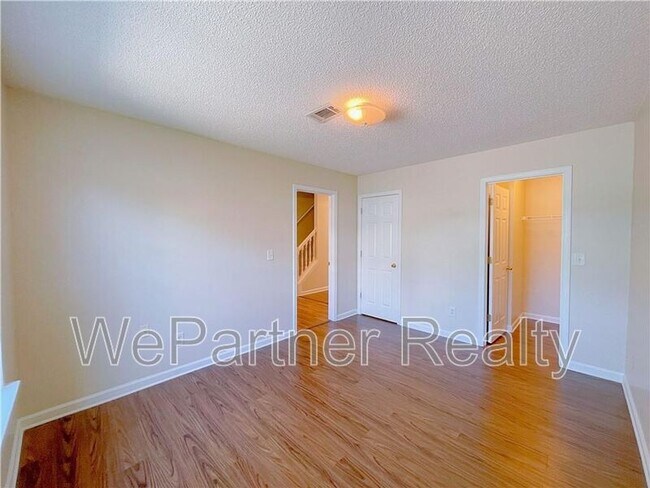 Building Photo - 6334 Hickory Ln Cir