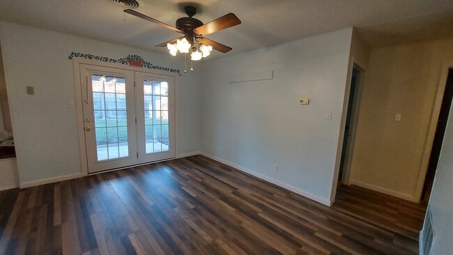 Foto del edificio - 707 Lewis Dr