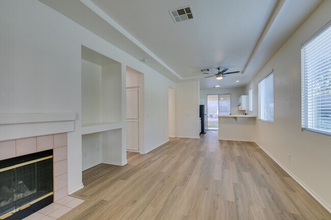 Foto del edificio - SUMMERLIN BEAUTY*UPGRADED*COMMUNITY POOL*3 BEDROOMS*STAINLESS STEEL APPLIANCES*