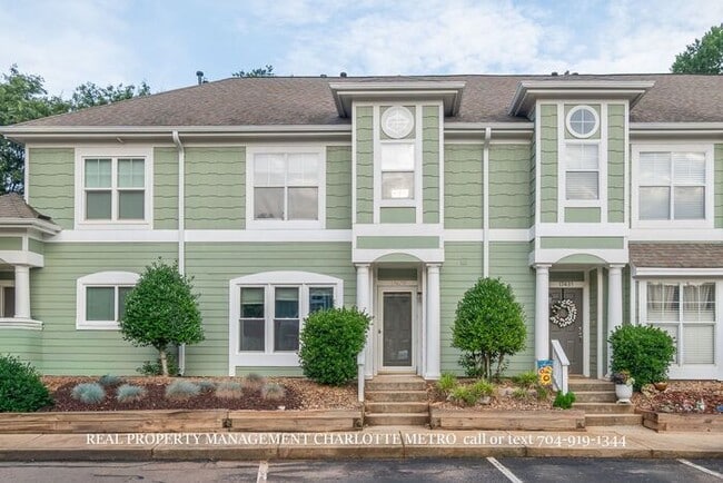 Building Photo - 3BR Townhome - Lake Living in Vineyard Point with Boat Slip Access Near Lake Norman