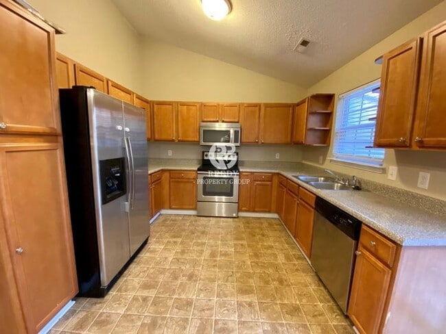 Building Photo - Beautiful AND Spacious 3 bedroom & 2 bathr...