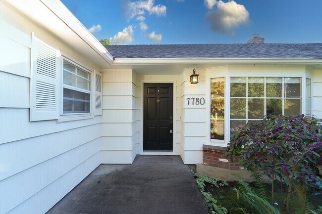 Building Photo - Newly Remodel Home in West Hills!
