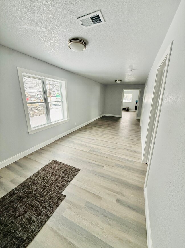 Building Photo - 1713 Maple St