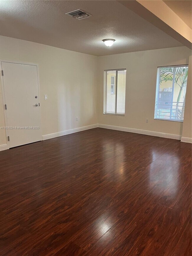 Foto del edificio - 2880 Pine Tree Dr
