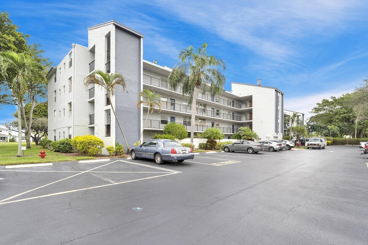 14701 Cumberland Dr Unit 2010, Delray Beach, FL 33446 Condo for Rent