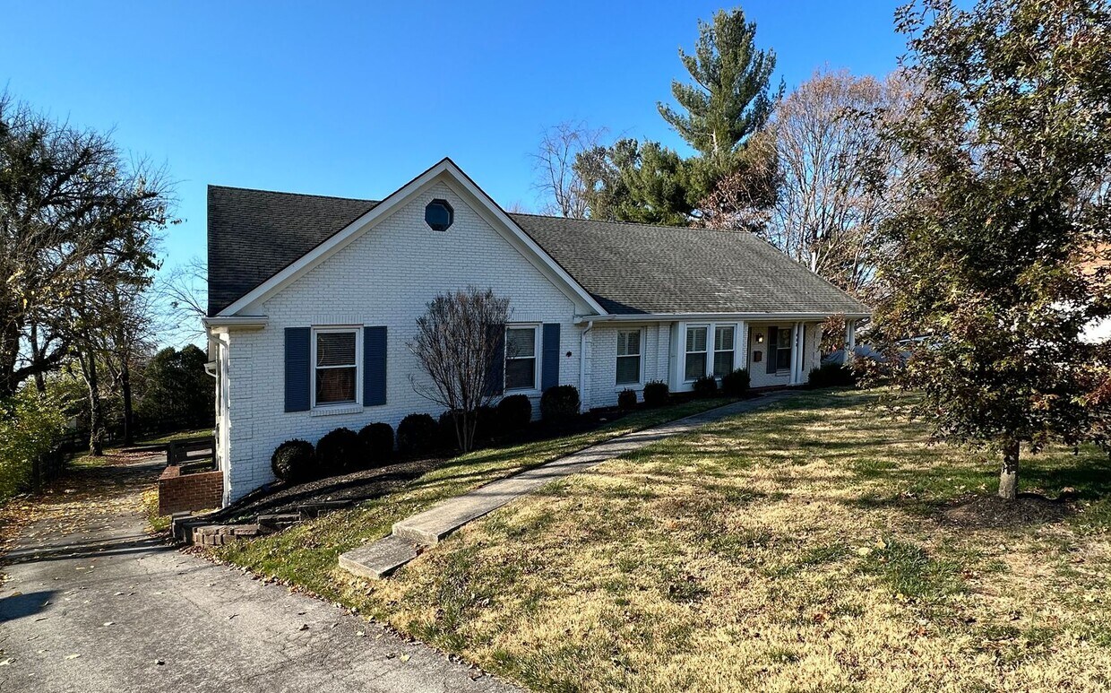 Stunning, Remodeled 7 BR Home on 1/2 acre House Rental in