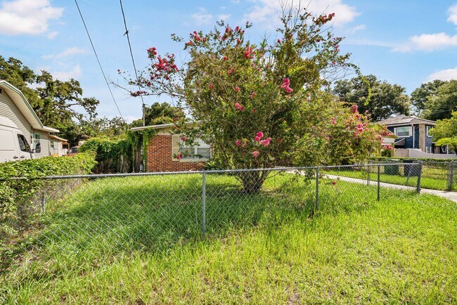 Foto del edificio - Move in Ready! Modern Style, Renovated 3 b...