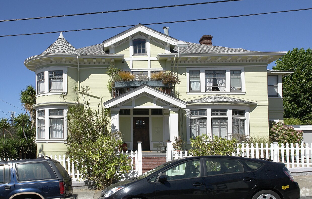 Building Photo - 353 Newton Ave