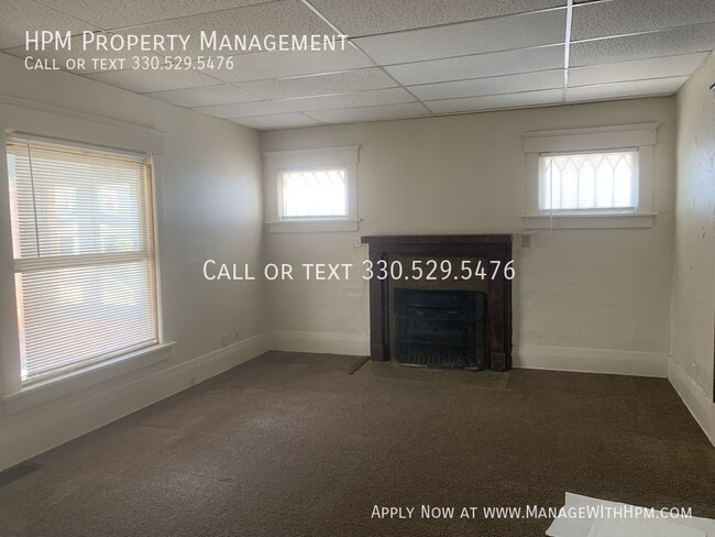 Building Photo - Spacious First Floor Apartment!