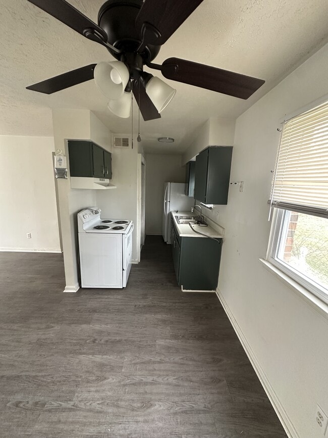 Building Photo - 10404 Greentree Ln