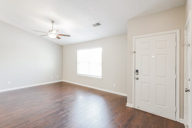 Foto del edificio - 3260 Cain Harbor Dr