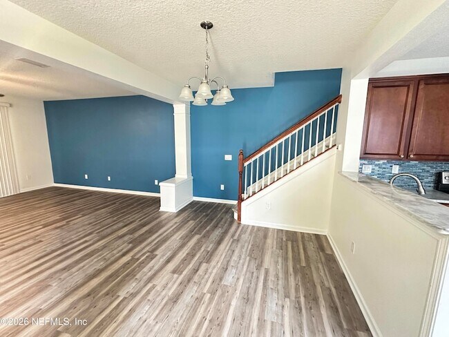Foto del edificio - 4163 Highwood Dr