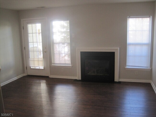 Building Photo - 141 Old Farm Dr