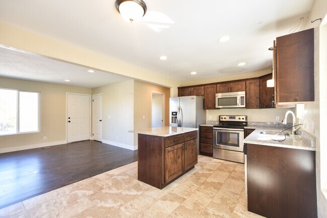 Foto del edificio - 5513 W Heath Ave
