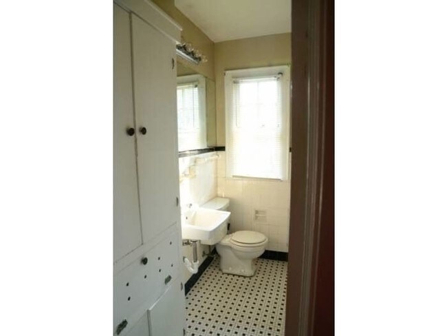 Interior Photo - 1101 S Hull St