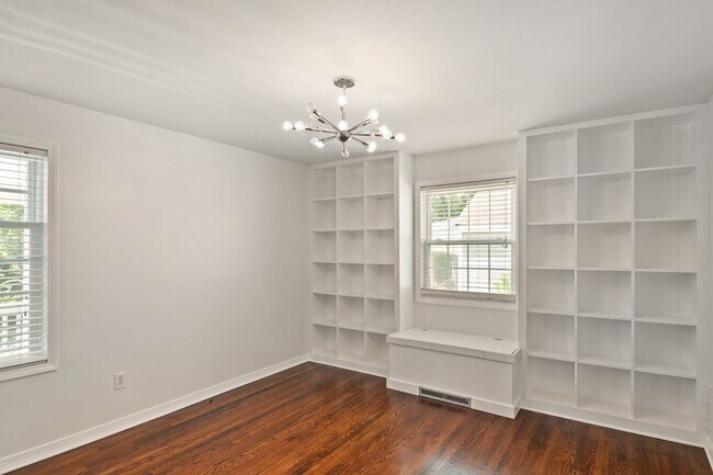 Building Photo - Renovated 3 bed, 2 bath bungalow with scre...