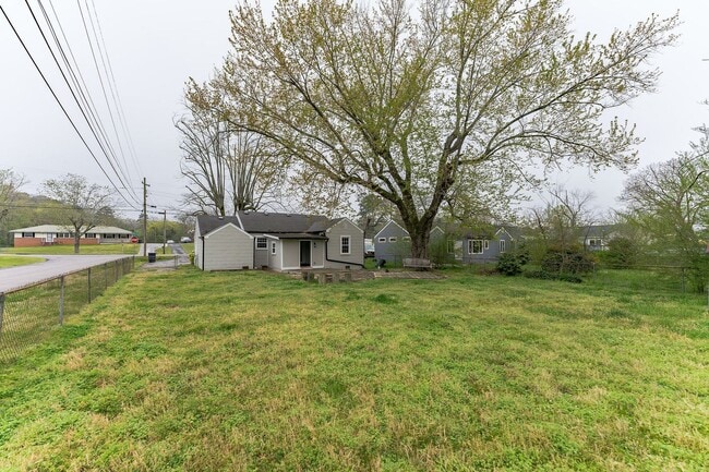 Building Photo - COMING SOON! Charming 3 bedroom 1 bathroom for rent!