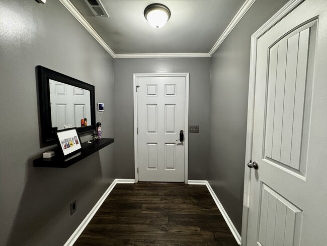 Foto del edificio - 211 Hidden Oaks Dr