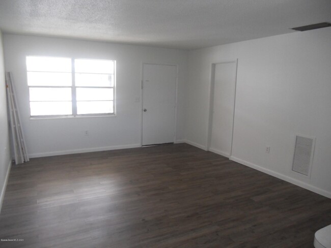 Foto del edificio - 1628 Mitchell St