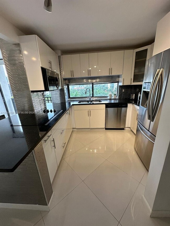 Foto del edificio - 17021 N Bay Rd
