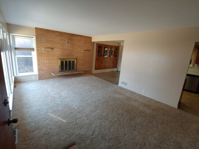 Building Photo - 1844 N Crestmore Ct