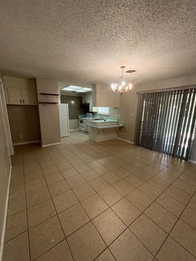 Building Photo - 1100 Pine Dr