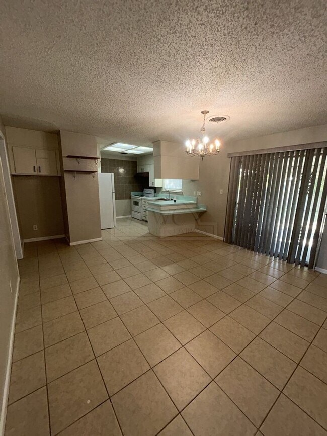 Foto del edificio - 1100 Pine Dr