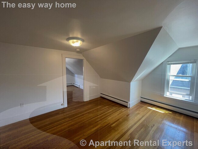 Building Photo - Tufts 1+ Bedroom - Hardwood Floors, Very s...