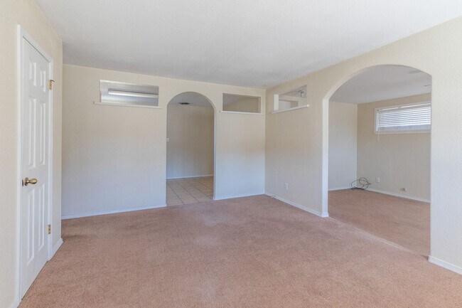 Foto del edificio - Conveniently located 3 Bedroom with Conver...