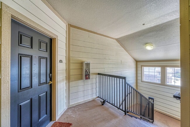 Foto del edificio - $1,695.95, 1 Bed, 1 Bath Condo in Aurora with In Unit Laundry and Pool Access!